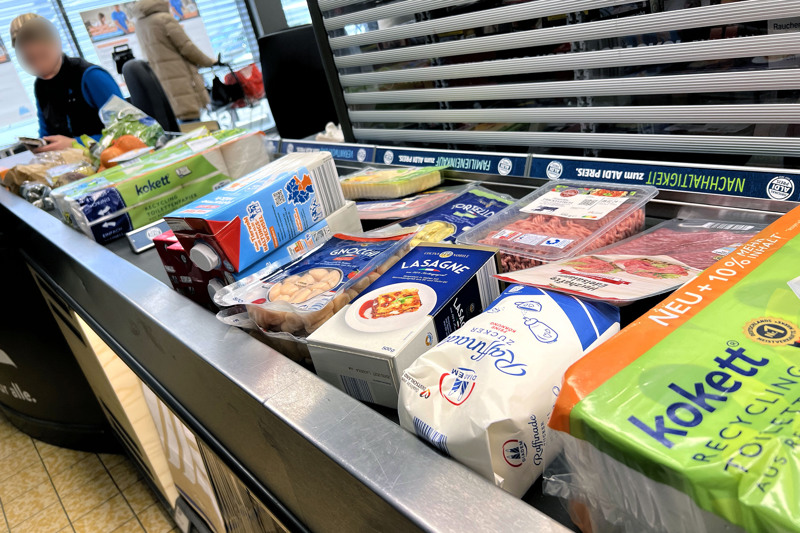 Für viele Bürger ist der Gang zur Kasse auch ein Moment der Angst ...