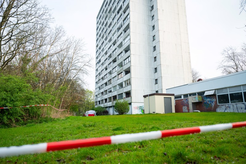 Aus diesem Hochhaus mit 14 Stockwerken wurde der junge Iraker aus dem 8. Stock in den Tod geschubst.