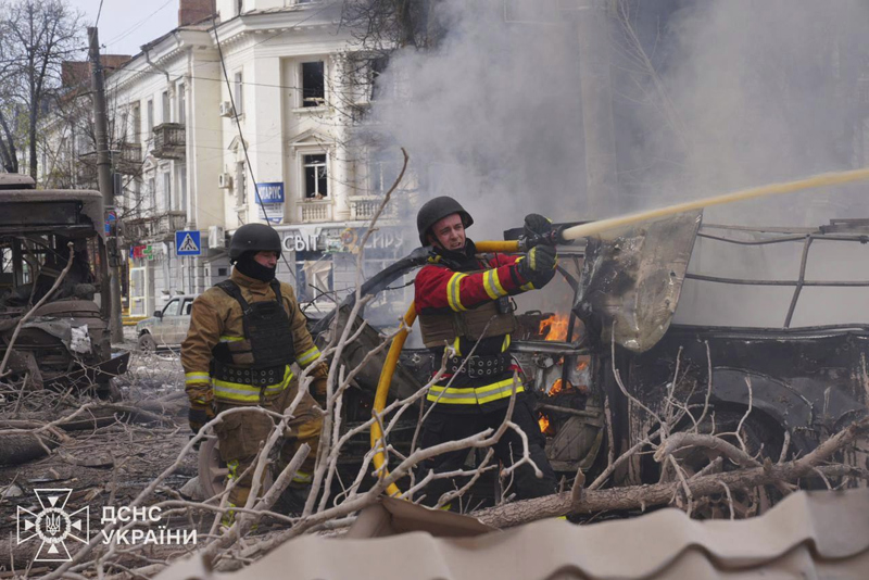 Die Feuerwehr löschte Autos, welche durch den Angriff in Flammen standen.