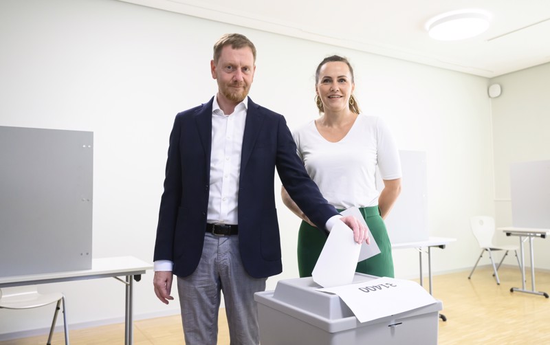 Michael Kretschmer (CDU) bei der Stimmabgabe mit seiner Frau Annett