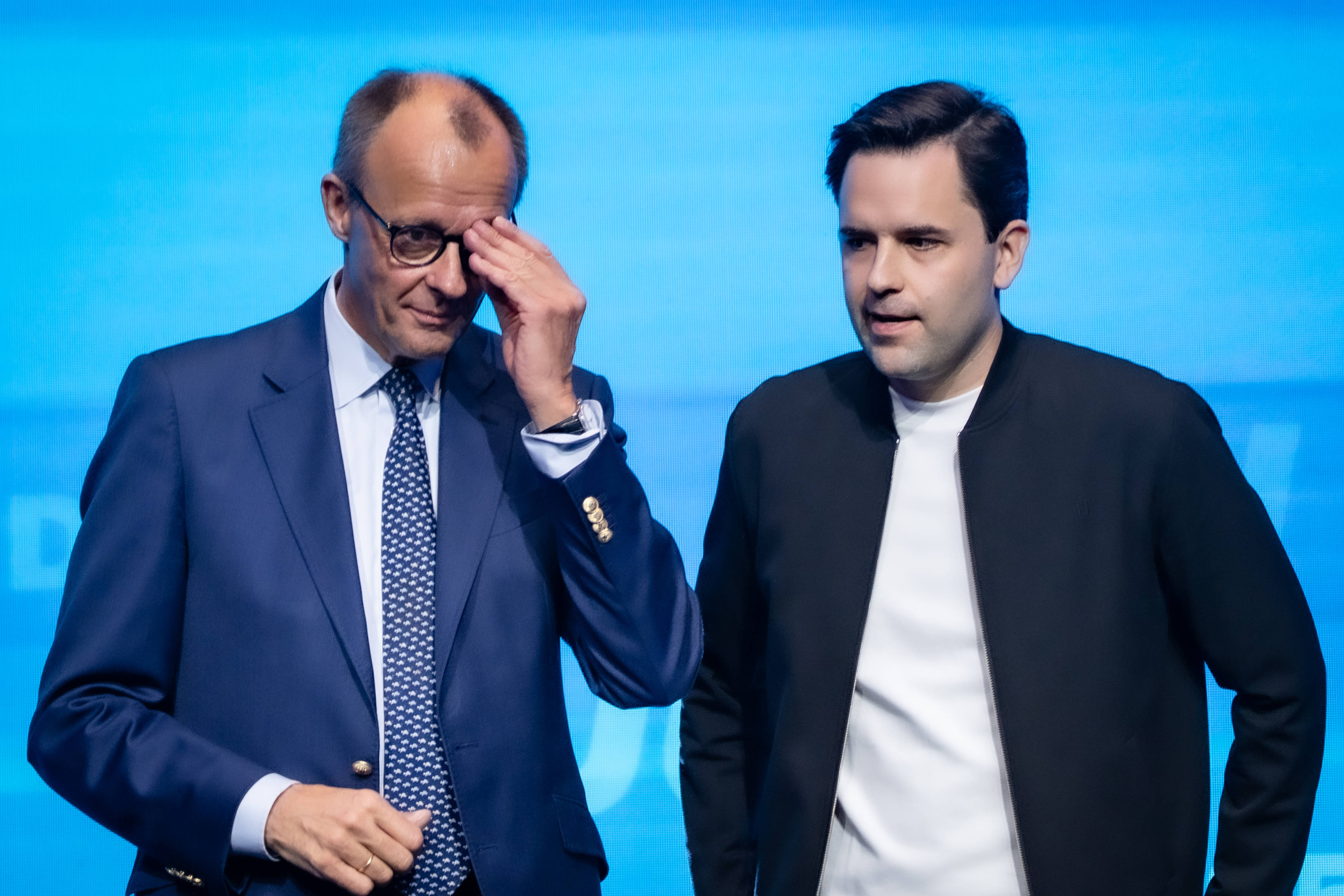 Friedrich Merz, Bundeskanzler, nach seiner Rede in Rust am vergangenen Samstag. Neben ihm steht Johannes Winkel, Bundesvorsitzender der Jungen Union und Mitglied der Jungen Gruppe der CDU-CSU-Bundestagsfraktion.
