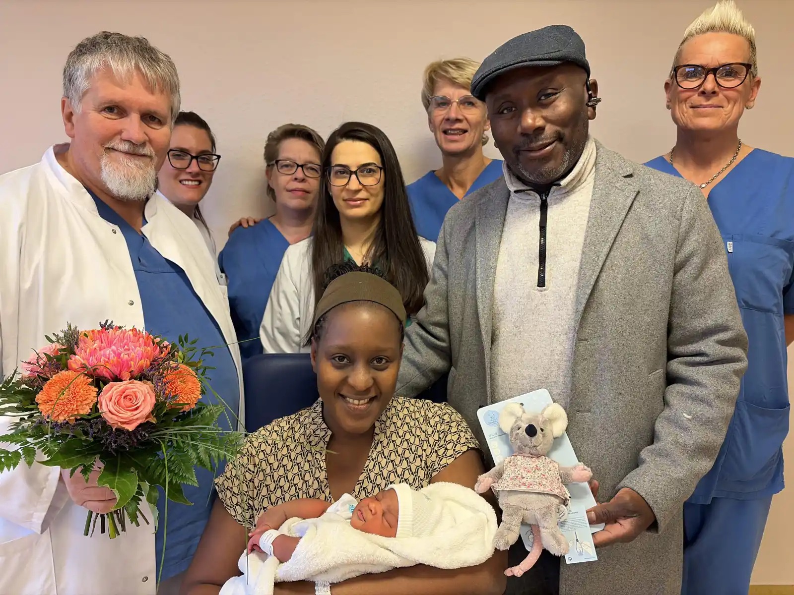 Nicole Angel Magumba ist das erste im Jahr 2026 im Klinikum Wilhelmshaven geborene Baby. Sie teilt sich ihren Geburtstag mit ihrem Vater. Die Eltern kommen aus Uganda und leben seit einem Jahr in Wilhelmshaven.