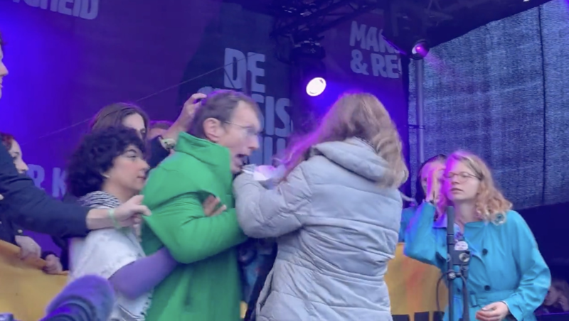 Es kommt zu einer groben Rangelei zwischen dem Mann und Greta.