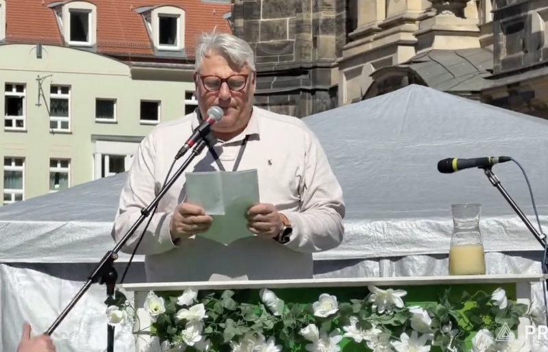 Michael Kyrath, dessen Tochter ermordet wurde, spricht zu den Angehörigen der Opfer.
