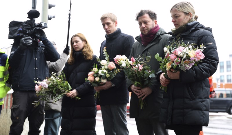 Grüne Parteimitglieder legen Blumen ab. Von links: Bundestagsabgeordnete Jamila Schäfer, zweiter Bürgermeister von München Dominik Krause, Grünen-Chef Felix Banaszak, Fraktionsvorsitzende im Landtag Katharina Schulze