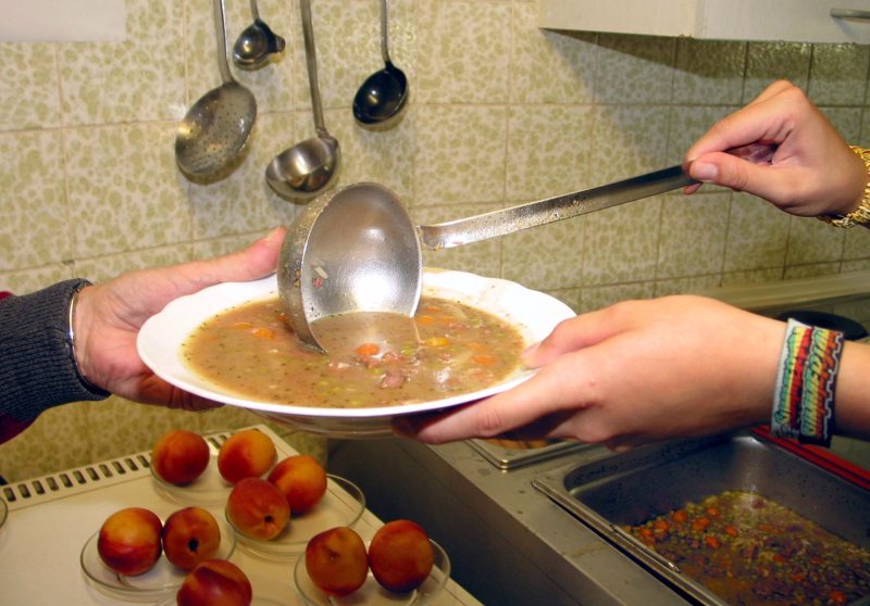 Eine warme Suppe wird am Treffpunkt „An der Clemenskirche“ für Wohnungslose in Münster ausgegeben.