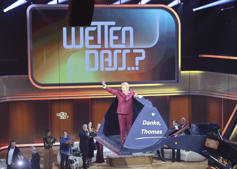 Gottschalk verabschiedete sich aus einer Radlader-Schaufel von seinem Publikum.