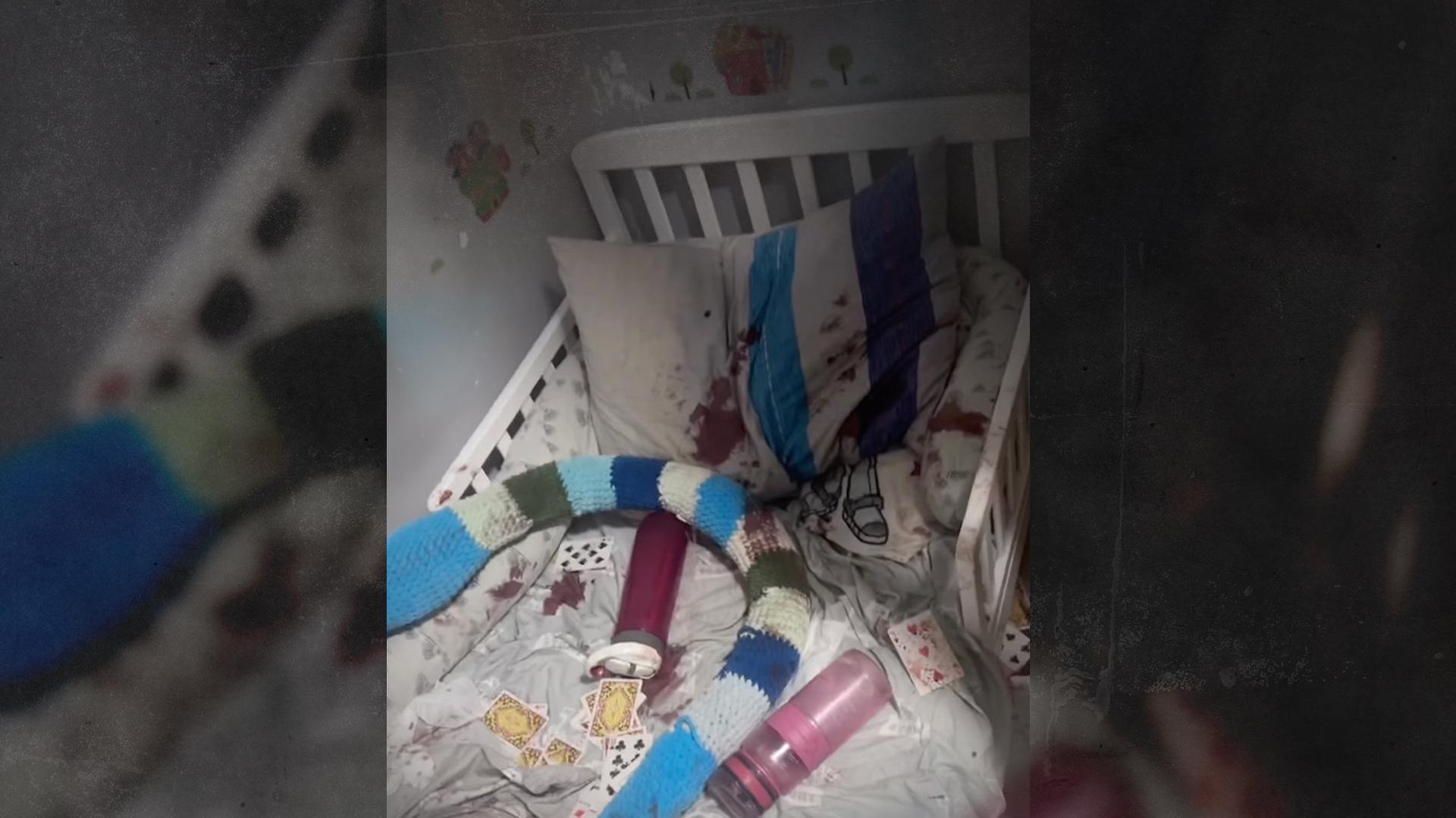 Bilder des Grauens: Blutspuren in einem Kinderbett des Kibbuz Kfar Aza. Es wurden Leichen von 40 Säuglingen geborgen.