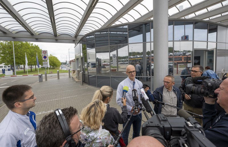 Ein VW-Sprecher gibt zum geplanten Stellenabbau vor den Werkstoren ein Statement ab.