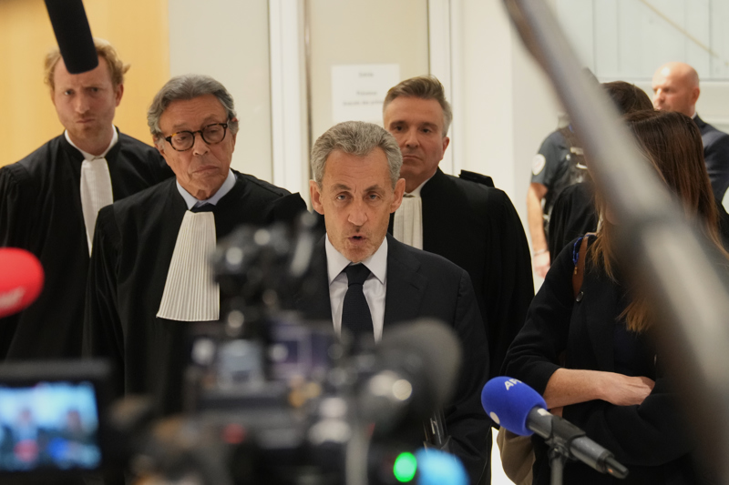 Sarkozy tritt vor die Presse.
