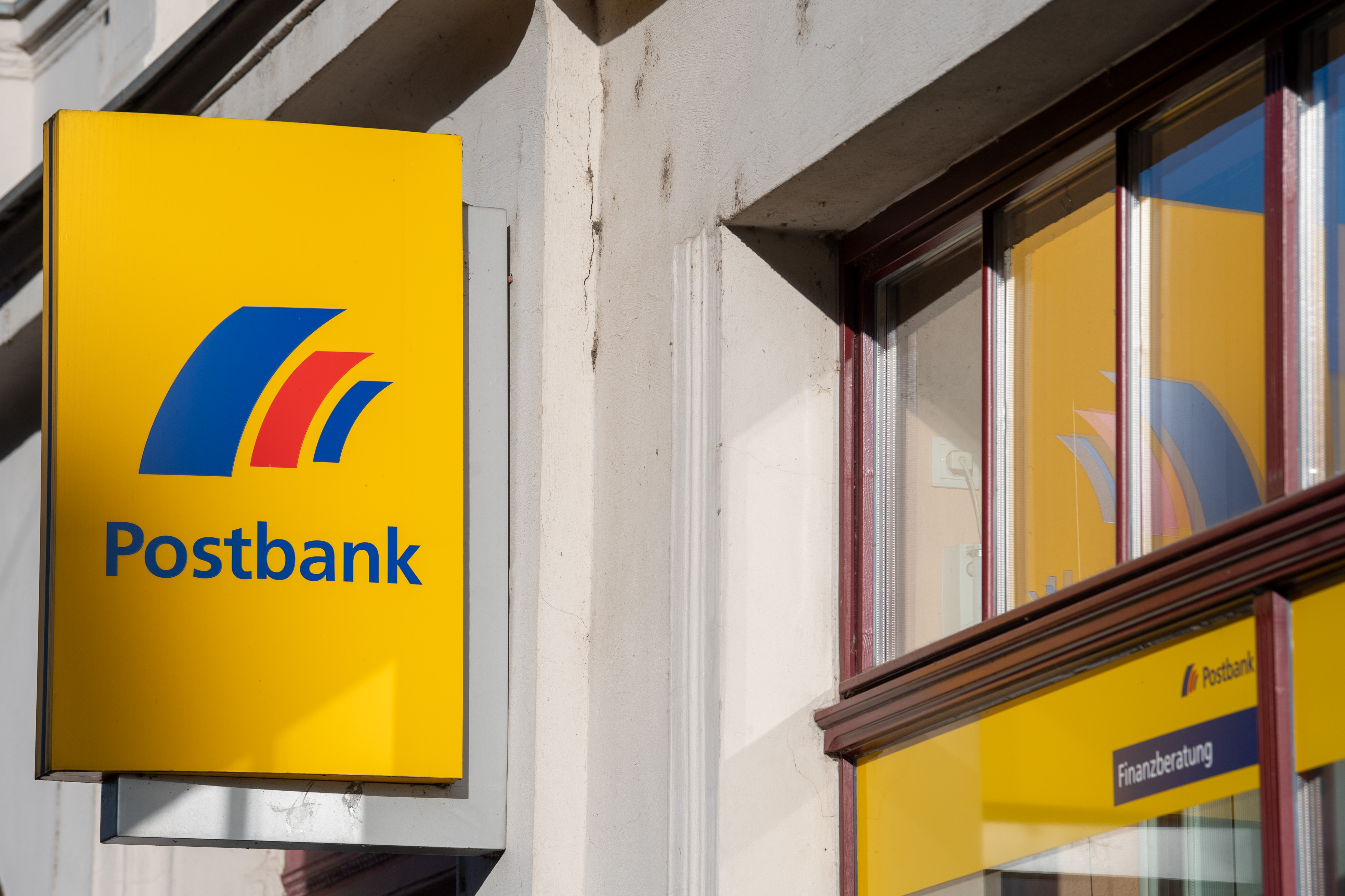 Das Filialnetz der Postbank soll in den nächsten zwei Jahren halbiert werden.