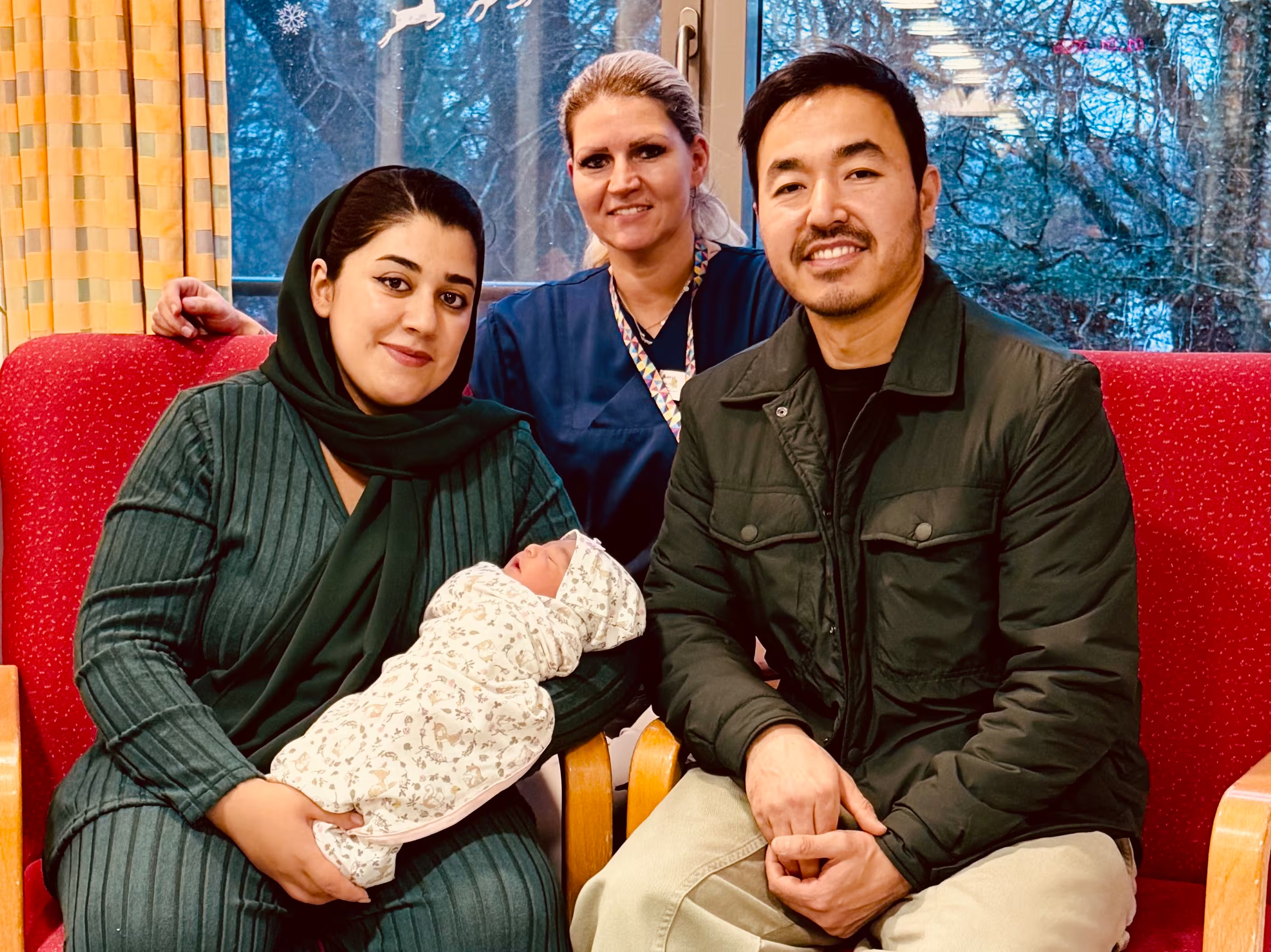 Ayat heißt das Neujahrsbaby 2026, hier mit ihren Eltern sowie der Kinderkrankenschwester und Stillberaterin Andrea im Ameos-Klinikum Eutin.