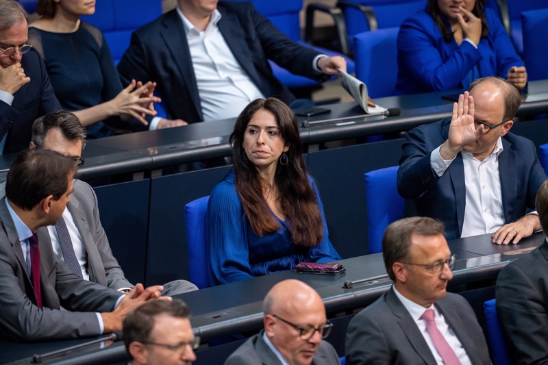 Sekmen in den Reihen der Unionsfraktion im Bundestagsplenum