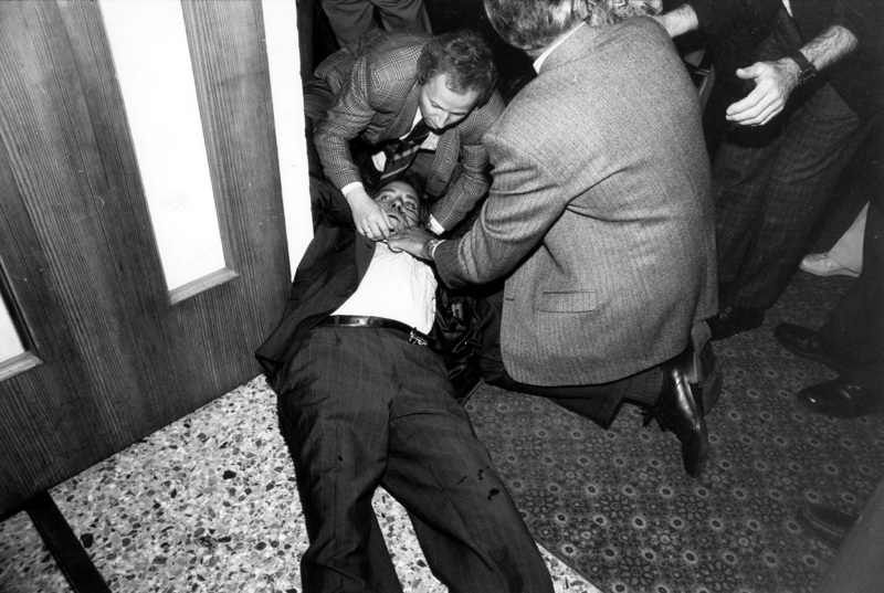Oktober 1990: Während einer CDU-Wahlkampfveranstaltung in Während einer Oppenau/Südbaden wird Schäuble von einem Attentäter ins Gesicht geschossen. Foto: Cornelius Meffert/Stern/ddp/Picture Press