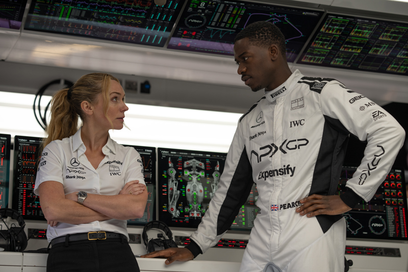 Damson Idris spielt in „F1“ den aufstrebenden Joshua Pearce. Im Foto links ist Kerry Condon als Teammitglied Kate zu sehen.