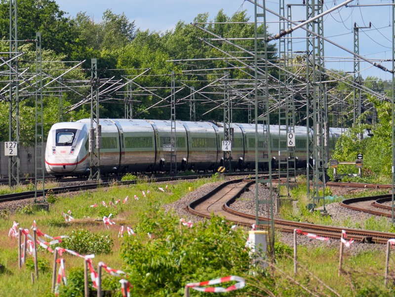 ICE 4 zwischen Berlin und Hamburg. Ein Archivbild, denn am heutigen Montagmorgen geht auf der Strecke fast nichts mehr. Aber die Deutsche Bahn ist dran ...