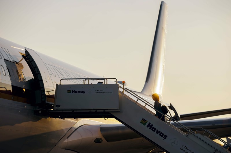 Außenministerin Baerbock betritt in Skopje den Regierungsflieger auf dem Weg nach Tiflis. Das Foto inszenierte Thomas Trutschel (Photothek) im Auftrag der Bundesregierung. Die Deutsche Presseagentur vertreibt dieses und alle anderen Fotos ohne Hinweis, dass es sich um PR-Material handelt.