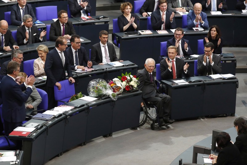 Wolfgang Schaeuble (CDU) erhält Applaus nach seiner Wahl zum Bundestagspräsidenten während der ersten Plenarsitzung des Deutschen Bundestages im Oktober 2017.