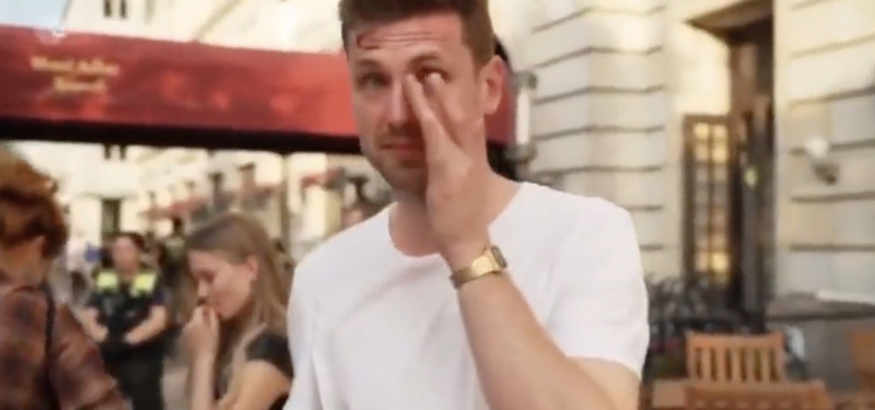 Ob die Tränen echt sind, oder nur Schauspiel für die Kamera, lässt sich nicht überprüfen.