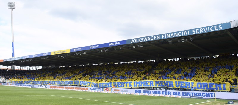 Fast über die gesamte Länge des Spielfelds titelten die Fans von Eintracht Braunschweig: „Durch Geldgier, Wachstumswahn und Investoren gehen der Sport und seine Werte immer mehr verloren“n