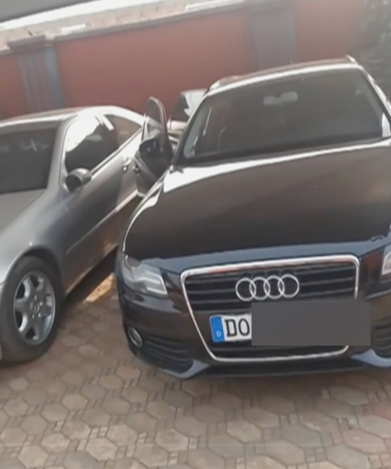 Auf sozialen Medien präsentiert der Afrikaner mit deutschem Pass stolz seine Autos.