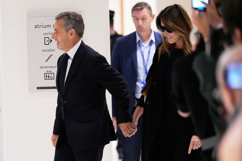 Sarkozy brachte seine Frau Carla Bruni Sarkozy mit zum Prozess.