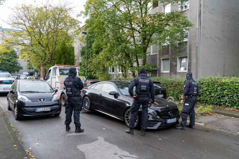 Diese Mercedes E-Klasse beschlagnahmten die Ermittler.