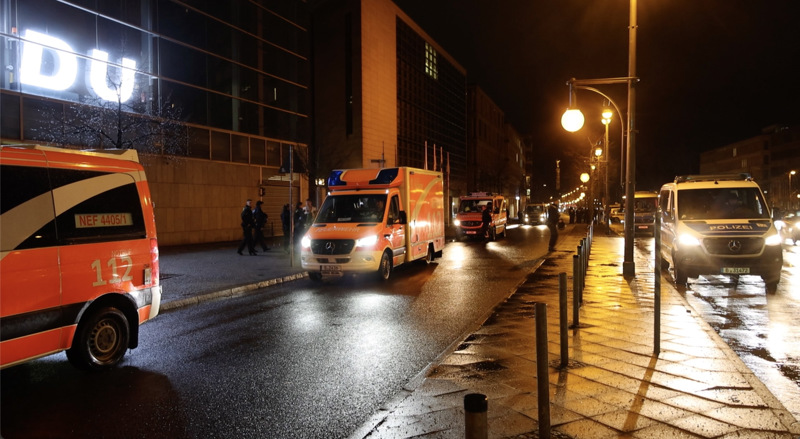 Polizei-Einsatz vor der CDU-Zentrale. Am Wochenende tauchte plötzlich ein Mann mit Schwert auf. Er wurde entwaffnet und festgenommen.