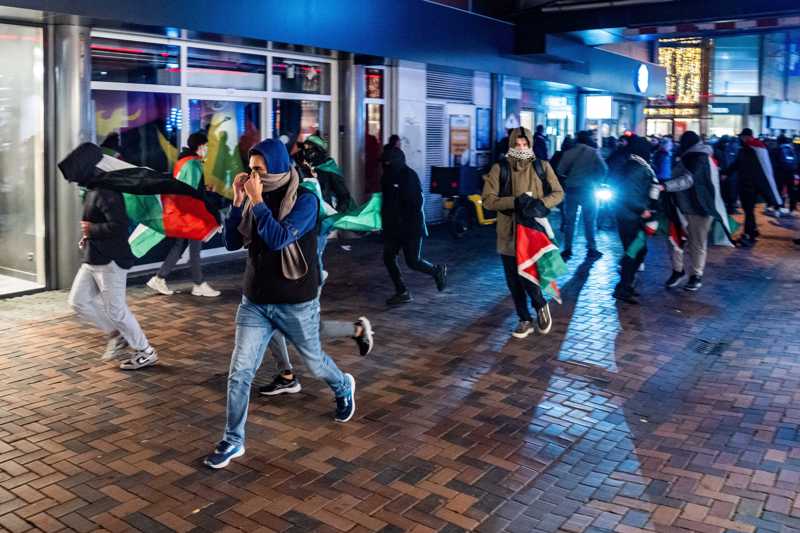 7. November: In Amsterdam greifen arabische Männer ganz gezielt israelische Fans und jüdische Passanten an.