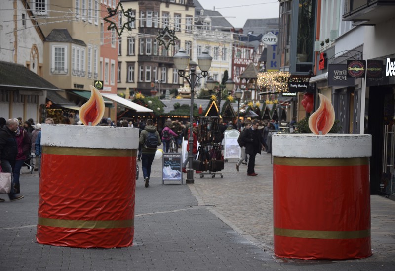 In Trier hat man die schwere Betonpoller zumindest schön dekoriert.