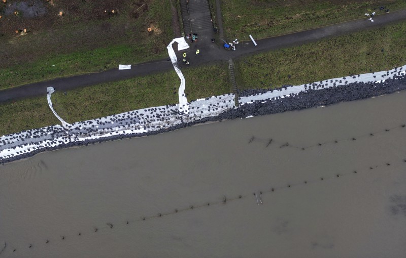 Nordrhein-Westfalen, Oberhausen: Sandsäcke liegen am Ufer des Ruhrdeiches in Oberhausen. Trotz örtlicher Regenpausen führen zahlreiche Bäche und Flüsse in Nordrhein-Westfalen weiterhin Hochwasser.