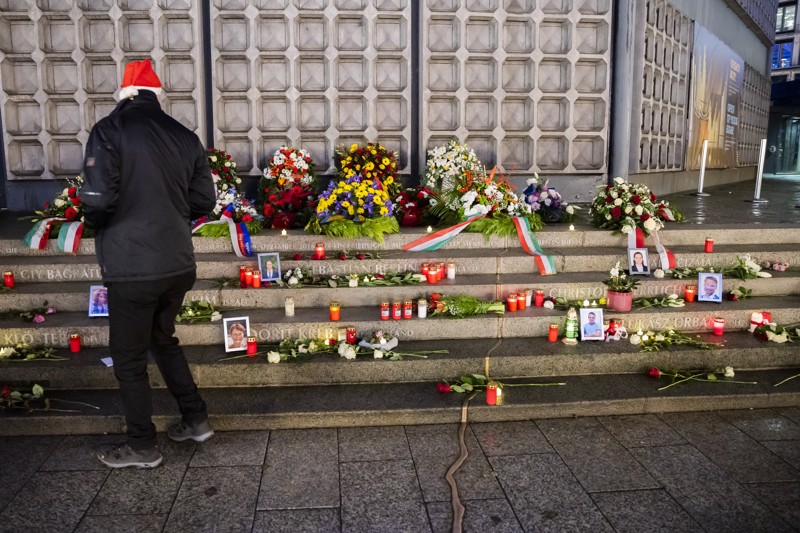 Am Breitscheidplatz wurden am 7. Jahrestag des Terroranschlags Blumen und Kerzen für die 13 Todesopfer abgelegt.