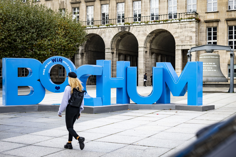 Bochum in großen, teuren Buchstaben als Selfiepoint in der Nähe des Rathauses in Bochum.