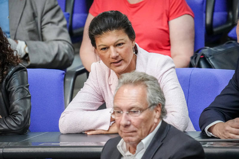 Sahra Wagenknecht sitzt im Bundestag vor Klaus Ernst, der ihr in die neue Partei folgen könnte.