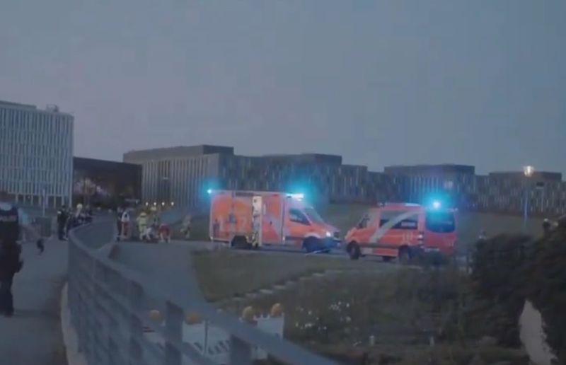 Rettungswagen auf der Wiese vor dem Kanzleramt. Vier Afghanen wurden mit Stich- und Schnittverletzungen in ein örtliches Krankenhaus geliefert.