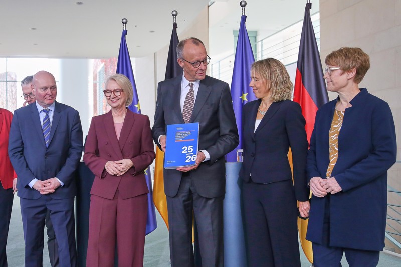 Kanzler Merz erhält den Bericht der Wirtschaftsweisen.