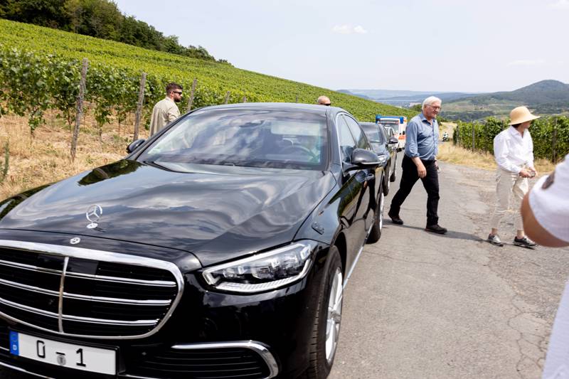 Am Wochenende besuchte Bundespräsident Steinmeier die Region anlässlich des bevorstehenden zweiten Jahrestags der Flutkatastrophe. Den Rotweinwanderweg bei Bad Neuenahr Ahrweiler ließ er sich in einer gepanzerten Limousine hinauf fahren.