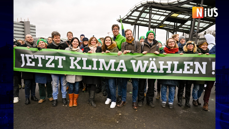 Die Staatspartei der einzig wahren Gesinnung posiert für ein Gruppenfoto.
