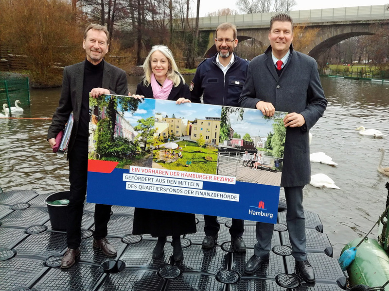 Im Jahr 2018 noch ganz stolz (von l. nach r.): Leiter Fachamt Management des öffentlichen Raumes Egbert Willing, stellv. Leiterin Bezirksamt Hamburg-Nord Yvonne Nische, Schwanenvater Olaf Nieß, Finanzsenator Andreas Dressel.