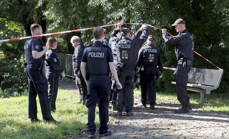 Zahlreiche Polizeibeamte sichern das Gebiet um den Tatort weiträumig ab.