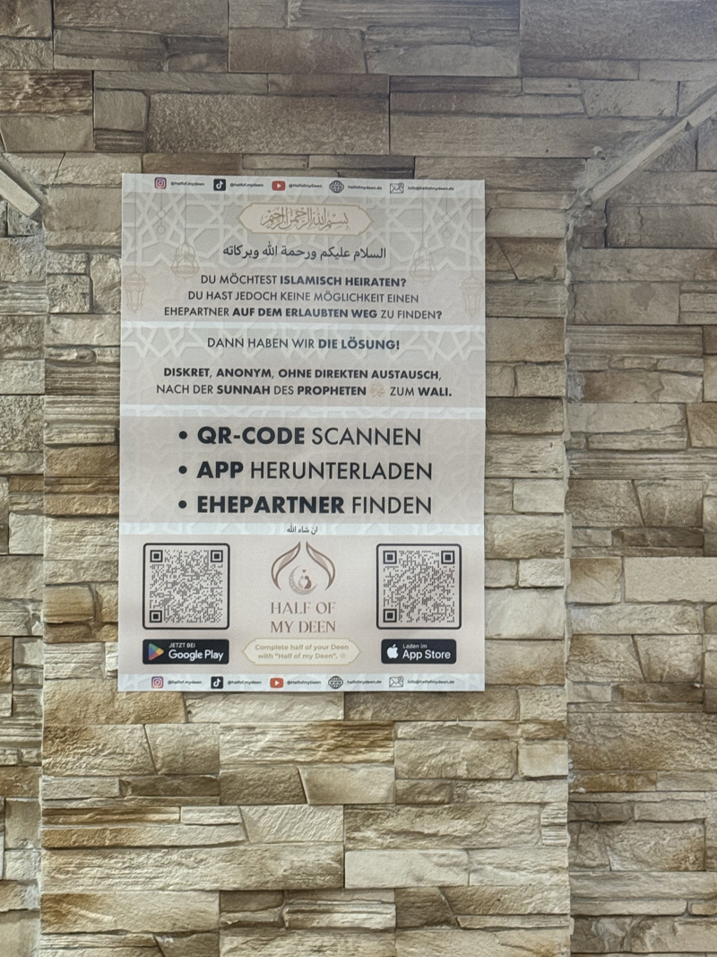 Dieses Werbeplakat hängt in einem arabischen Imbiss im Berliner Bezirk Neukölln.
