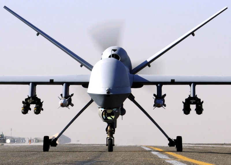 Mit zwei Bomben und vier Raketen gerüstet, kann die Reaper-Drohne bis zu 15 Stunden aus der Luft feste und bewegliche Ziele verfolgen.