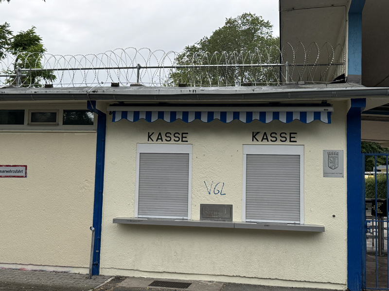 Kein Hochrisiko-Spiel in der dritten Liga: Das ist der Eingangsbereich eines Berliner Freibads.