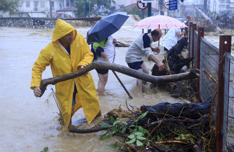 Die Menschen kämpfen gegen das Wasser – und immer wieder fängt es an, zu regnen.