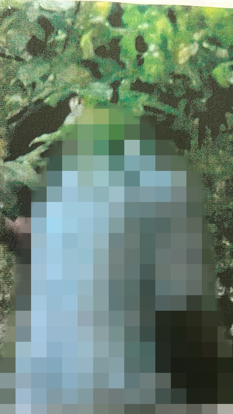 Ein junger Mann steht mit dem Rücken zur Kamera. Vor ihm hockt eine junge Frau.