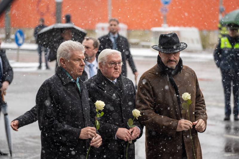 Dieter Reiter, Oberbürgermeister von München, kam am Freitag sogar ein weiteres Mal, um eine weiße Rose zusammen mit Bundespräsident Steinmeier und Ministerpräsident Söder abzulegen. Zu dem Zeitpunkt waren keine Todesopfer bekannt.