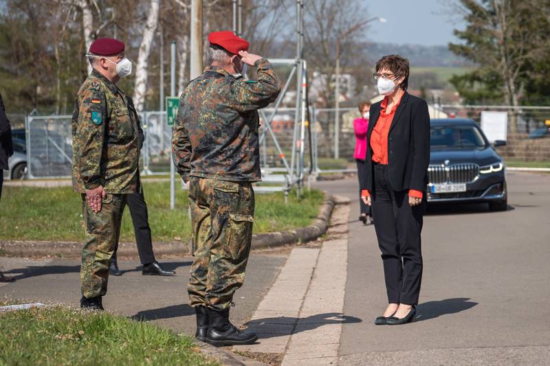 Die damalige Bundesverteidigungsministerin
                      Annegret Kramp-Karrenbauer (CDU) ordnete im
                      November 2021 die Impfpflicht fr Soldaten an. Sie
                      besteht bis heute. 