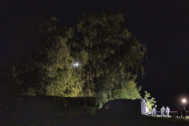 Mitarbeiter der Spurensicherung haben an dem Waldstück mit ihrer Arbeit begonnen.