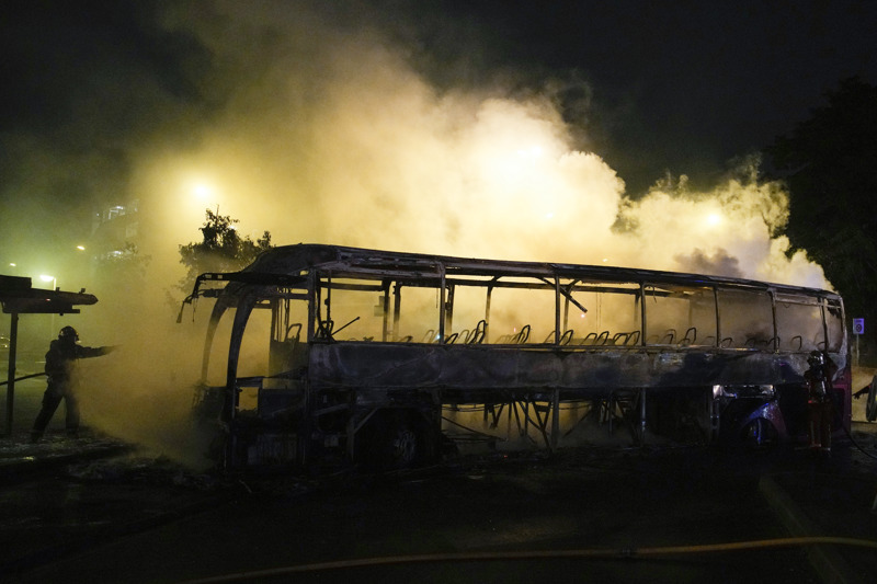 In Nanterre, außerhalb von Paris brannte ein Bus vollständig aus.