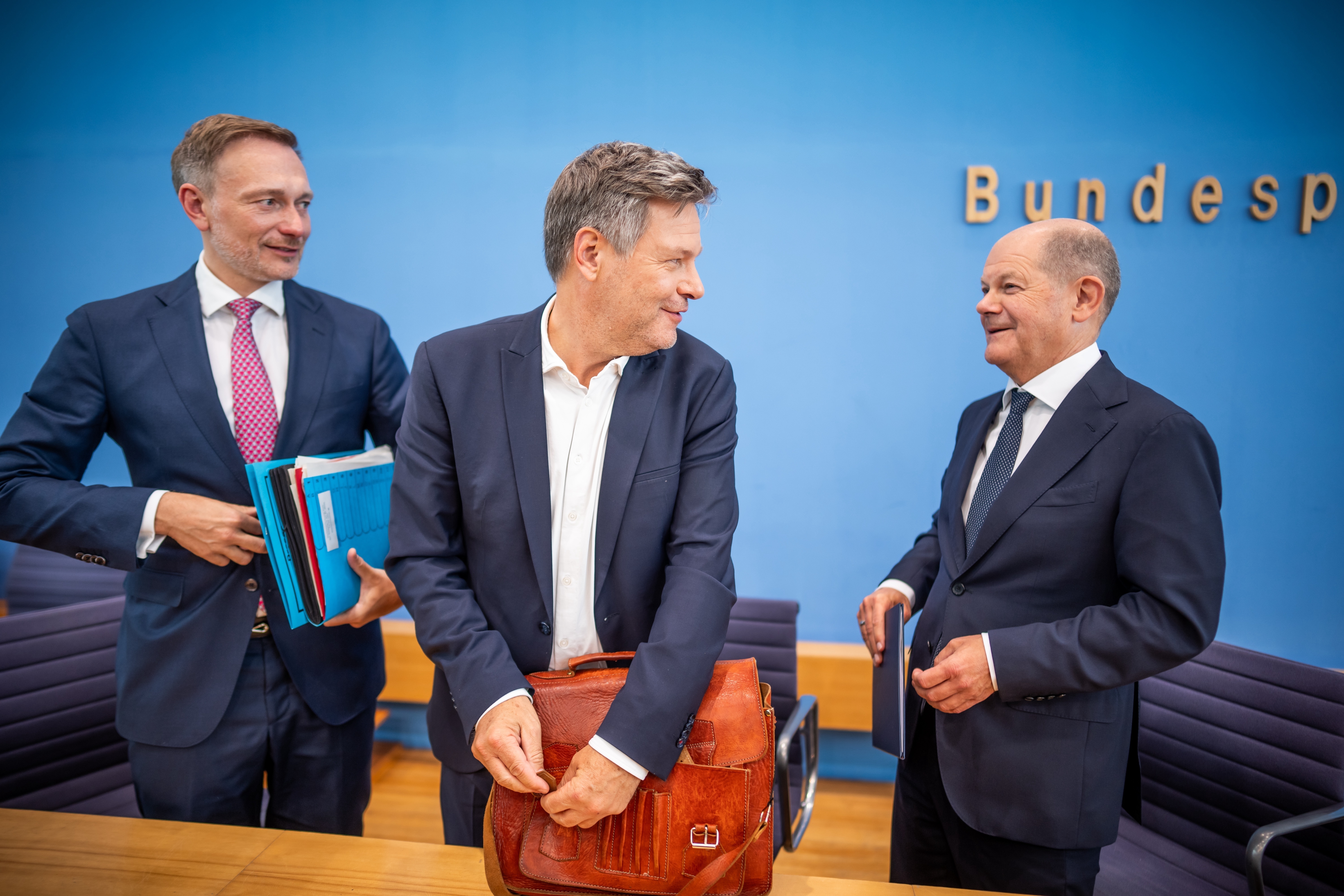 Jeder kocht sein eigenes Süppchen: Lindner wird Gipfel-König, Habeck will den Deutschland-Fonds, Scholz macht den Chefsache-Wirtschaftsgipfel.